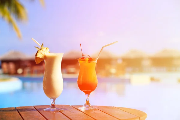 Two cocktails on tropical beach resort — Stock Photo, Image