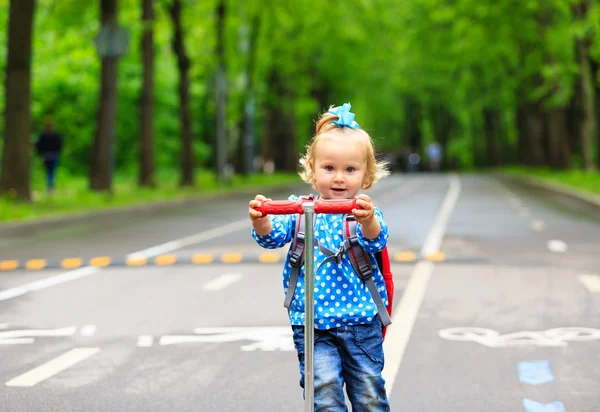 街でかわいい小さな幼児女の子乗ってスクーター — ストック写真