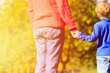 Baba ve oğul eller açık havada sonbahar gününde