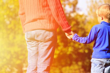 Baba ve oğul eller açık havada sonbahar gününde