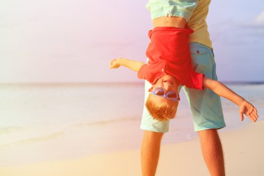 Baba ve küçük oğlu yaz sahilde oynarken