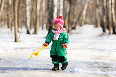 küçük kız kış aylarında kar kazı