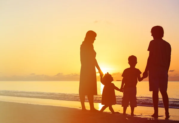 Günbatımı Plajı'nda iki çocuklu mutlu aile — Stok fotoğraf