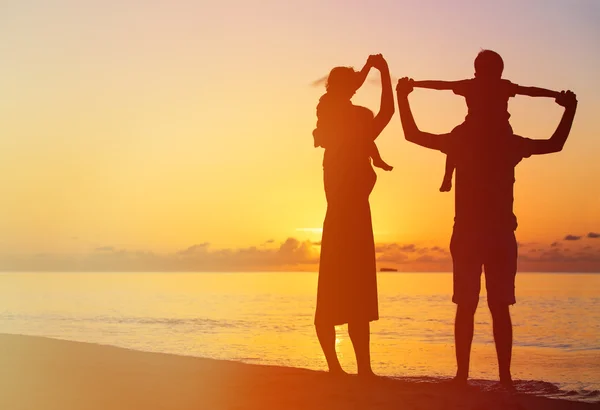 Família feliz com dois filhos se divertindo ao pôr do sol — Fotografia de Stock