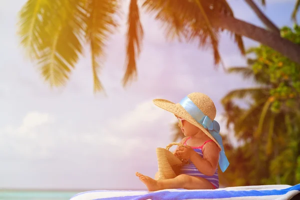 Aranyos kislány nyári tengerparton nagy kalapban — Stock Fotó