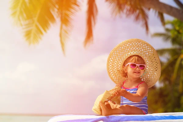 Cute little girl in big hat on summer beach — Stock Photo, Image