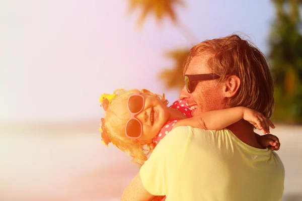 Šťastný otec a roztomilá dceruška na pláži — Stock fotografie