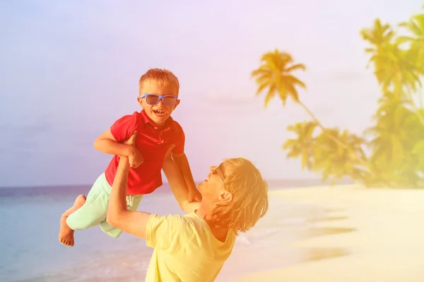 Otec a malý syn hraje na letní beach — Stock fotografie