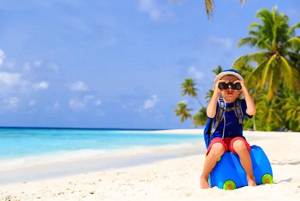 Mały chłopiec podróży na tropikalnej plaży latem — Zdjęcie stockowe