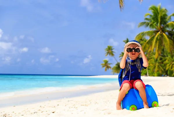 Menino viajar na praia tropical de verão — Fotografia de Stock