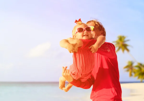 Padre e figlioletta giocare in spiaggia — Foto Stock