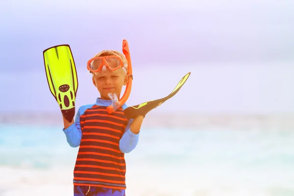 Petit garçon plongée avec tuba et palmes à la plage — Photo