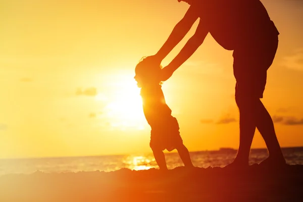 Silhouette de père et petite fille marchant au coucher du soleil — Photo