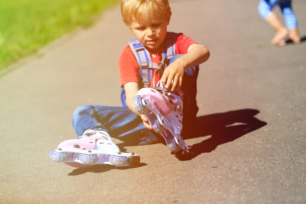 Маленький хлопчик одягнений на роликові ковзани на відкритому повітрі — стокове фото