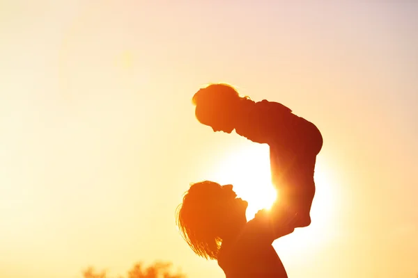 Silhouettes de père et petite fille jouant au coucher du soleil — Photo