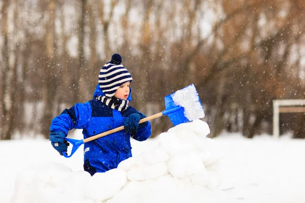 Little boy dig and play in winter snow — Stock Photo, Image