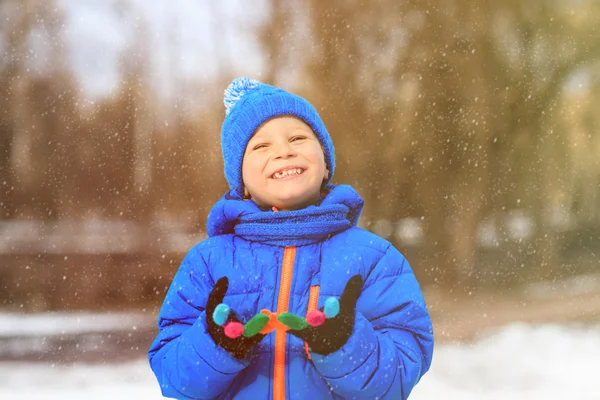 Μικρό αγόρι Απολαύστε τα πρώτα χιόνια στη φύση χειμώνα — Φωτογραφία Αρχείου