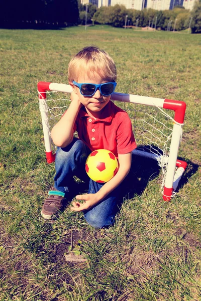 Heureux petit garçon profiter de jouer au football — Photo