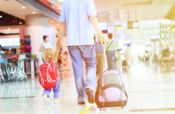 Padre e hija pequeña caminando en el aeropuerto — Foto de Stock