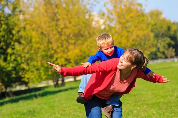 Mãe e filho voando no parque de outono — Fotografia de Stock