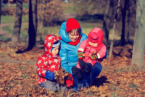 sonbaharda oynayan çocuklar ile anne