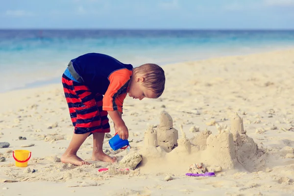 Malý chlapec písku hrad na pláži — Stock fotografie