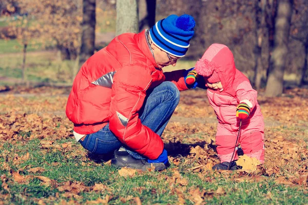 Ayah dan anak kecil bermain di musim gugur — Stok Foto