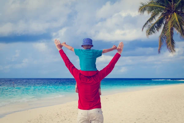 Gelukkig vader en zoon op zee vakantie — Stockfoto