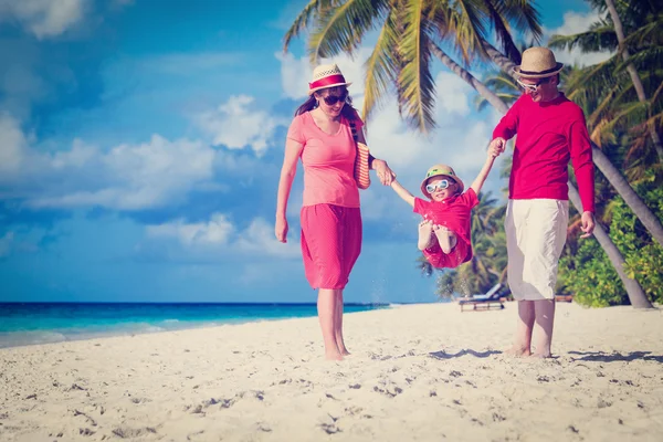 Gezin met kind spelen op zand strand — Stockfoto