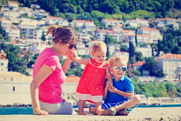 Mãe e crianças em férias de verão na Europa — Fotografia de Stock