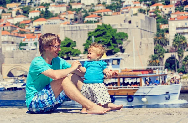 Отец и маленькая дочь на отдыхе в Европе — стоковое фото