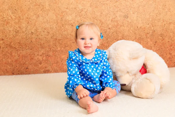 Liten flicka leker med nallebjörn — Stockfoto