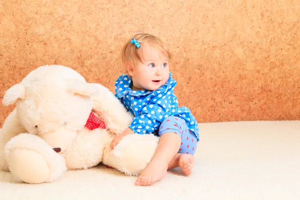 Little girl playing with teddy bear — Stock Photo, Image