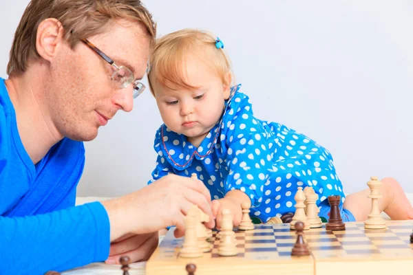 Pequena filha jogar xadrez com o pai — Fotografia de Stock