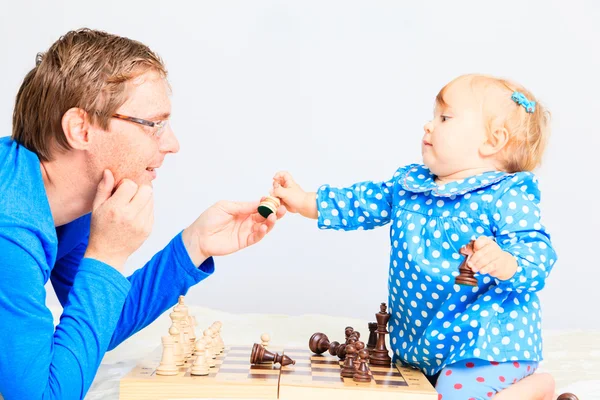 Pequena filha jogar xadrez com o pai — Fotografia de Stock