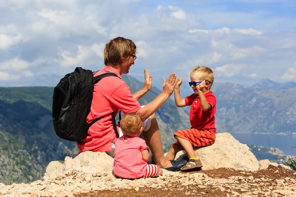 Отец с буксиром дети веселятся в горах — стоковое фото