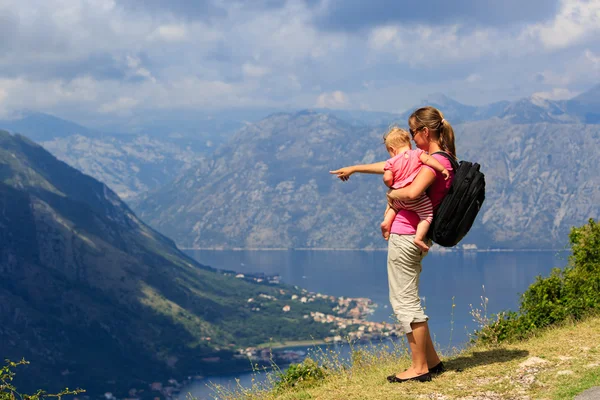 Madre con hija pequeña viajar en las montañas — Foto de Stock