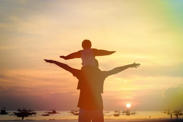 Pai e filho se divertindo ao pôr do sol — Fotografia de Stock
