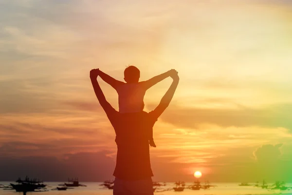 Bahagia ayah dan anak di pantai sunset — Stok Foto