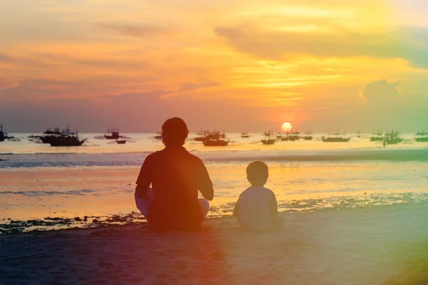 父と息子の夕日を見て — ストック写真