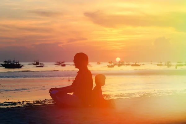 Pai e filho olhando para o pôr do sol — Fotografia de Stock