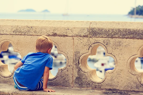 Ребенок смотрит на Дубровник со стен старого города — стоковое фото
