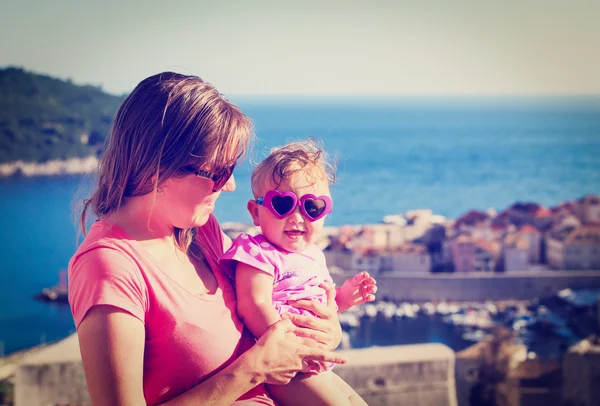 Madre e hija de vacaciones en Croacia — Foto de Stock