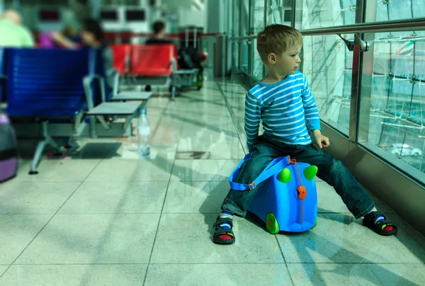 Маленький хлопчик чекає в аеропорту — стокове фото