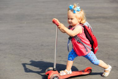 sevimli küçük yürümeye başlayan çocuk kız sürme scooter şehir