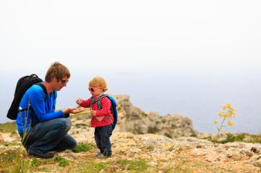 Baba ve küçük kızı dağda hiking