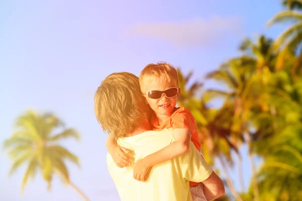 Padre e felice piccolo figlio abbraccio sulla spiaggia — Foto Stock