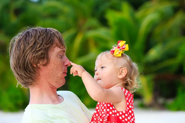 Lycklig far och söta lilla dotter spela på stranden — Stockfoto