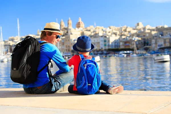 Pai e filho olhando para a cidade de Valetta, Malta — Fotografia de Stock