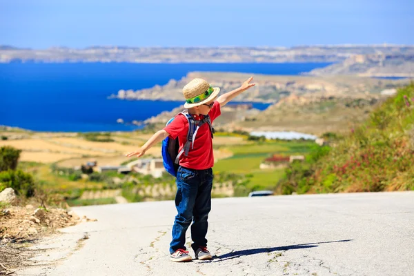 Petit garçon jouer Voyage avec sac à dos sur la route pittoresque — Photo